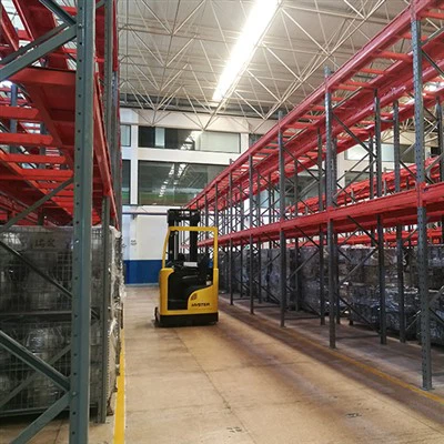 Великі полиці з поперечними балками для зберігання